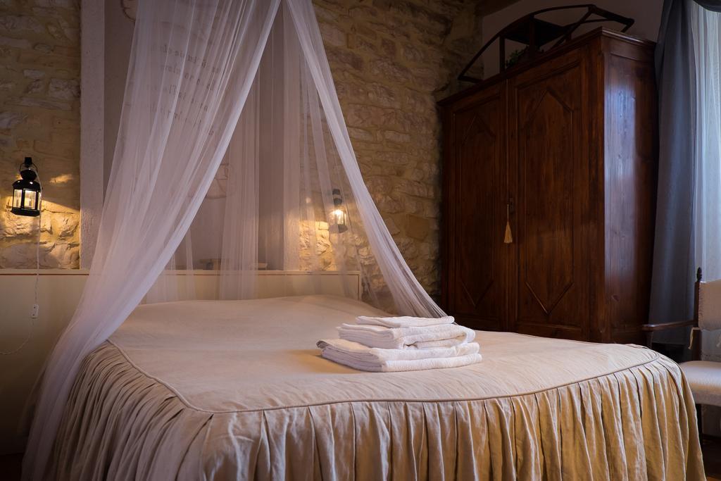 Appartamenti Turistici Vicolo S. Chiara Sassoferrato Exterior foto